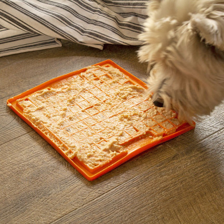 detail LM Playdate lízacia podložka, 23x20x20 cm, oranžová